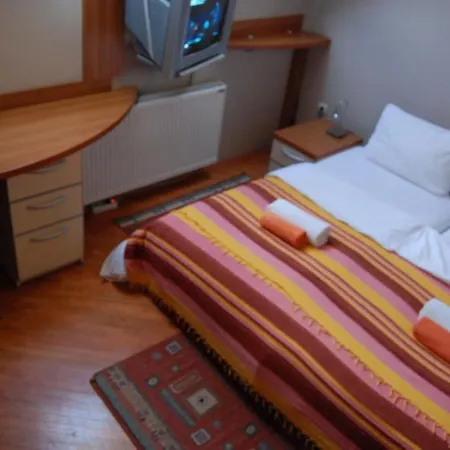 Car Royal Apartments And Rooms Novi Sad Room photo